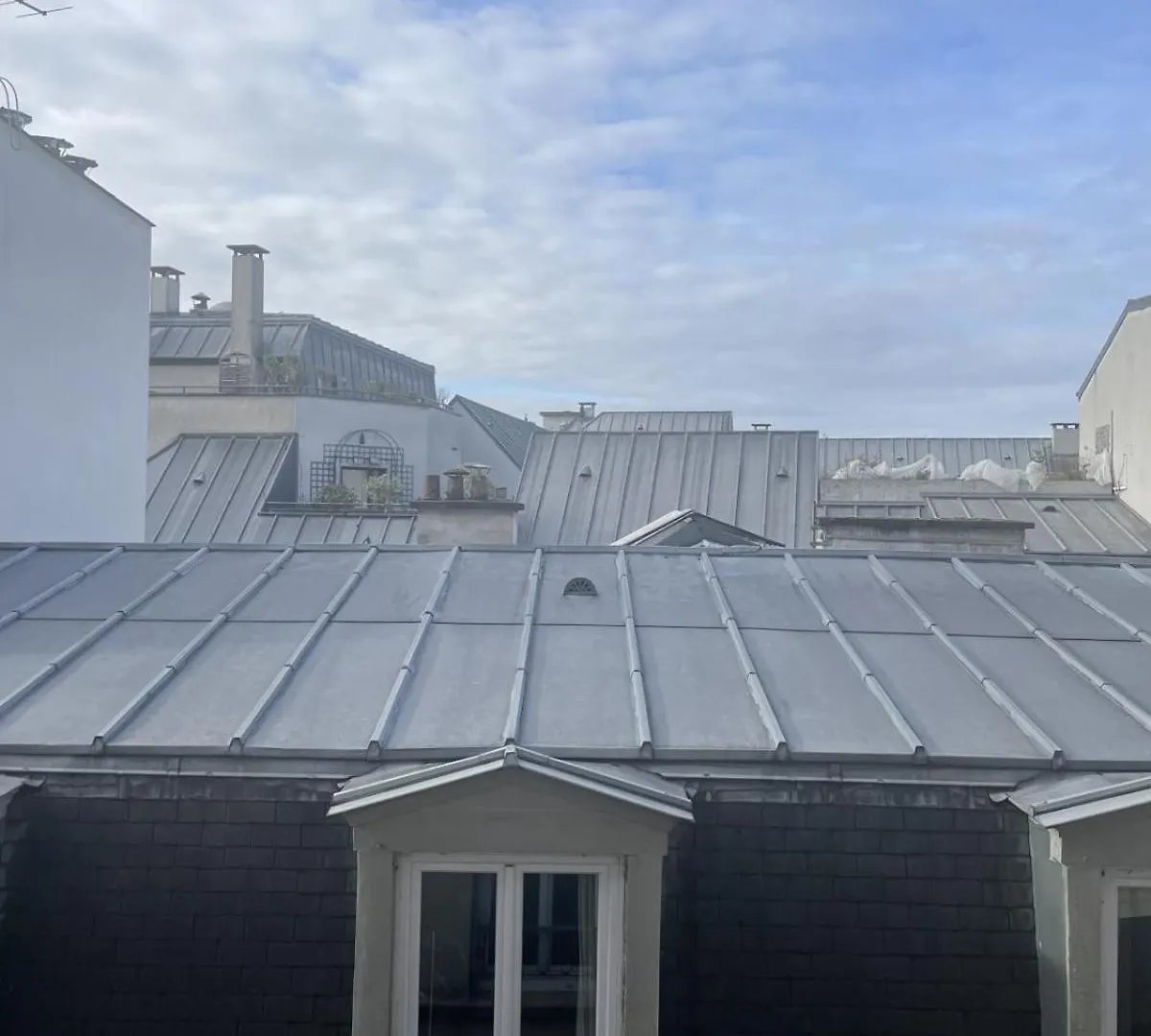 Parisian Apartment On Courtyard Francia